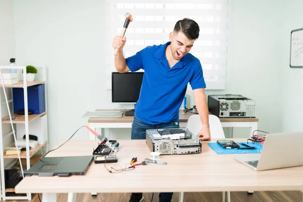 Joven Enojado Sintiéndose Molesto Destruyendo Con Martillo Una Computadora Rota — Foto de Stock