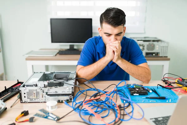 Qué Hacer Técnico Preocupado Sintiéndose Confundido Mientras Mira Los Cables — Foto de Stock