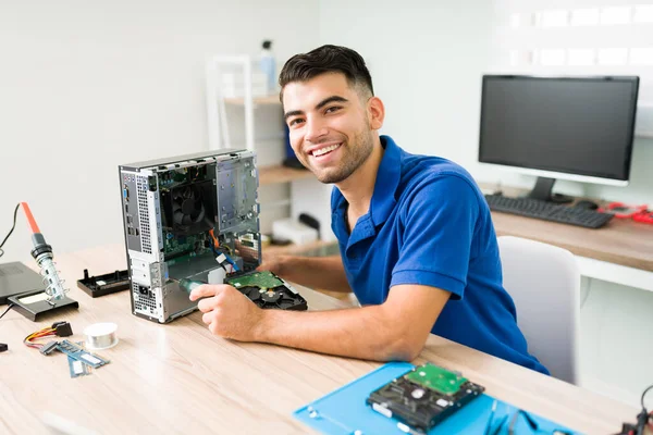 Retrato Técnico Atraente Sentindo Feliz Oficina Reparação Enquanto Fixa Hardware — Fotografia de Stock