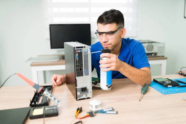 Schmutzige Computer Attraktiver Junger Mann Mit Schutzbrille Während Die Hardware — Stockfoto