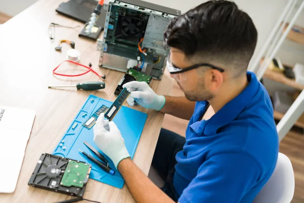 Alto Ângulo Jovem Engenheiro Que Trabalha Uma Oficina Reparo Fixa — Fotografia de Stock