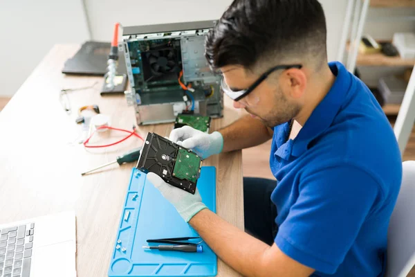 Seitenansicht Eines Hübschen Technikers Mit Schutzbrille Der Eine Kaputte Festplatte — Stockfoto