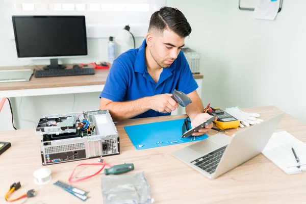 Fleißiger Techniker Scannt Den Strichcode Eines Alten Defekten Bauteils Der — Stockfoto