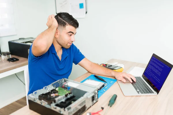 Todo Salió Mal Técnico Latino Preocupado Sabe Cómo Arreglar Software — Foto de Stock