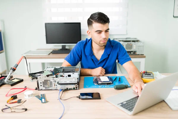 Técnico Informática Digitando Laptop Pesquisando Banco Dados Para Uma Peça — Fotografia de Stock