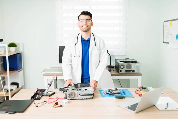 Médico Informático Retrato Técnico Atractivo Con Una Bata Laboratorio Gafas — Foto de Stock