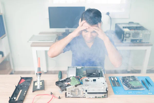 Puedo Arreglar Este Ordenador Técnico Alterado Sabe Cómo Reparar Una — Foto de Stock