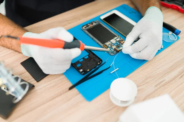 Nahaufnahme Eines Technikers Mit Handschuhen Beim Löten Und Fixieren Der — Stockfoto