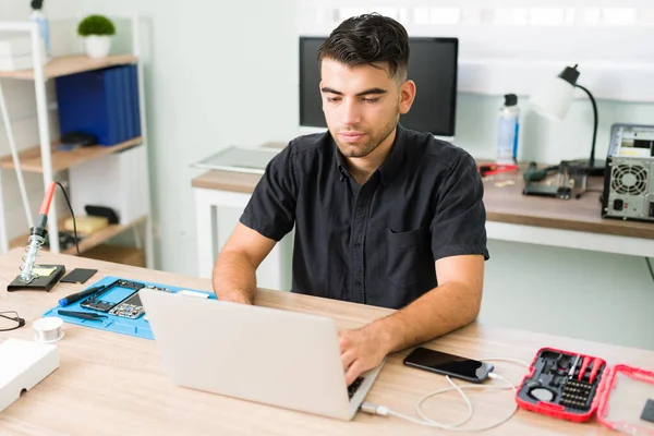 Jovem Bonito Atualizando Software Novo Smartphone Fazendo Backup Dados Laptop — Fotografia de Stock