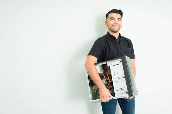 Técnico Feliz Sentindo Animado Carregar Computador Cpu Reparado Para Cliente — Fotografia de Stock