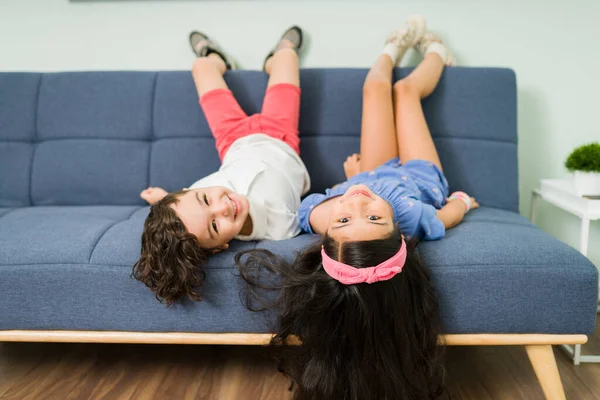 Divirtiéndose Con Hermano Adorables Hermanos Juguetones Acostados Boca Abajo Sofá — Foto de Stock