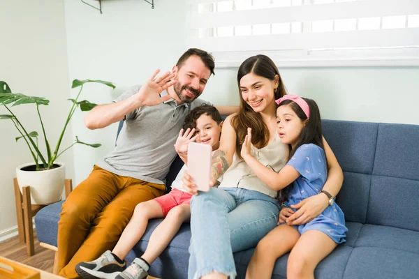 Hallo Familie Schöne Vierköpfige Familie Die Während Eines Online Videoanrufs — Stockfoto