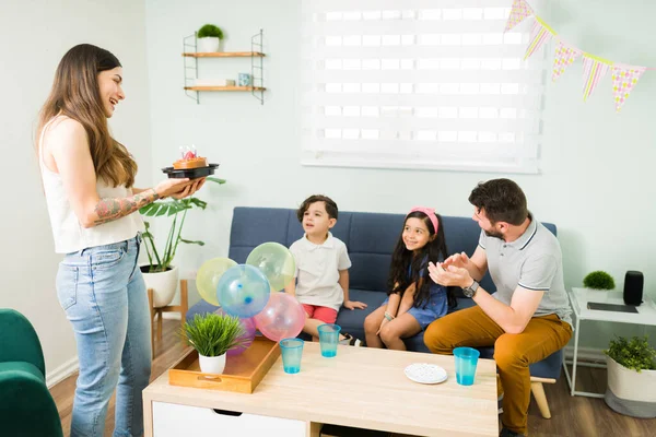 Feliz Cumpleaños Hermosa Madre Joven Trayendo Delicioso Pastel Para Cumpleaños — Foto de Stock