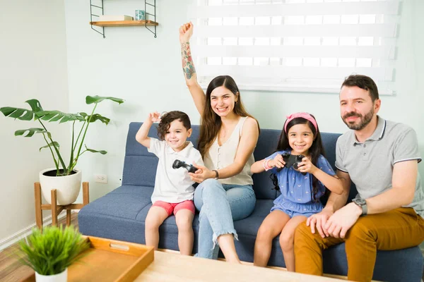 Ganamos Hermosa Mamá Joven Levantando Los Brazos Celebrando Una Victoria —  Fotos de Stock