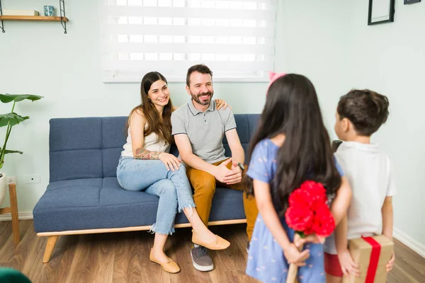 Sorpresa Mamá Papá Vista Trasera Los Hermanitos Lindos Escondiendo Flores — Foto de Stock