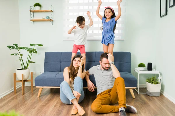 Zijn Moe Stressvolle Ouders Voelen Zich Geïrriteerd Omdat Hun Kleine — Stockfoto