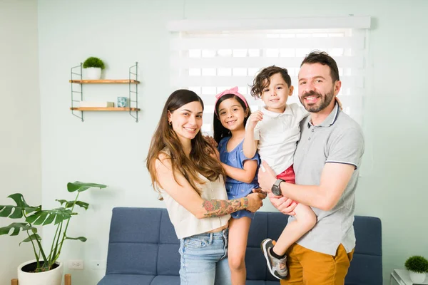 Retrato Una Hermosa Familia Cuatro Con Adorables Niños Pequeños Sonriendo — Foto de Stock