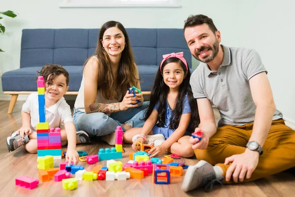 Portrait Beautiful Mom Dad Little Kids Having Fun Leisure Day — Stock Photo, Image