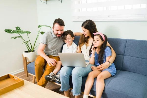 Enjoying Family Time Together Mom Dad Online Shopping Laptop Home — Stock Photo, Image