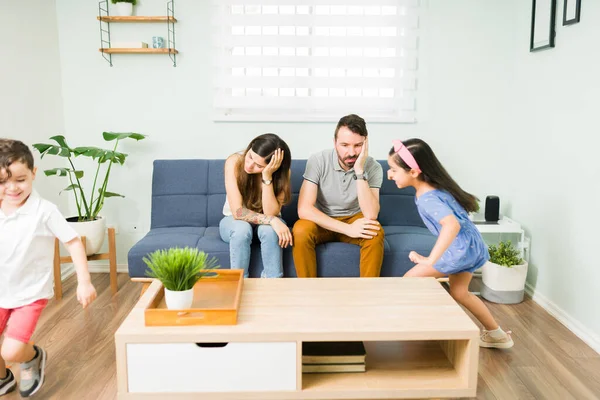 Podemos Soportarlo Más Cansado Joven Mamá Papá Mirando Enojado Mientras — Foto de Stock