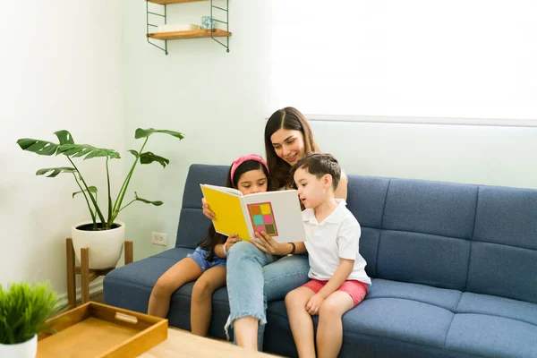 Hermosa Joven Leyendo Cuento Para Niños Sus Hijos Pequeños Mientras — Foto de Stock