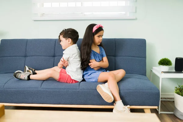 Los Hermanos Sienten Enojados Después Una Pelea Niña Niño Dando — Foto de Stock