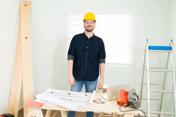 Desfrutar Dia Trabalho Contratante Hispânico Sorrindo Enquanto Usava Capacete Segurança — Fotografia de Stock