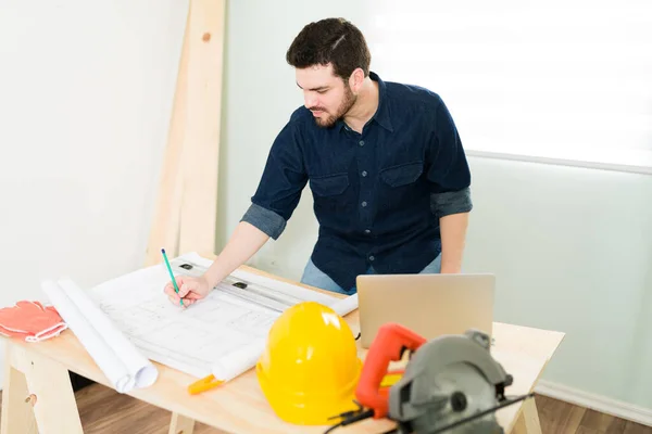 Bonito Jovem Arquiteto Sentado Sua Mesa Trabalhando Concepção Dos Planos — Fotografia de Stock