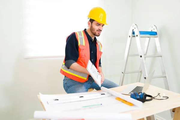 Hardworking Engineer Talking Homeowner Online Video Call Construction Plan Contractor — Stock Photo, Image