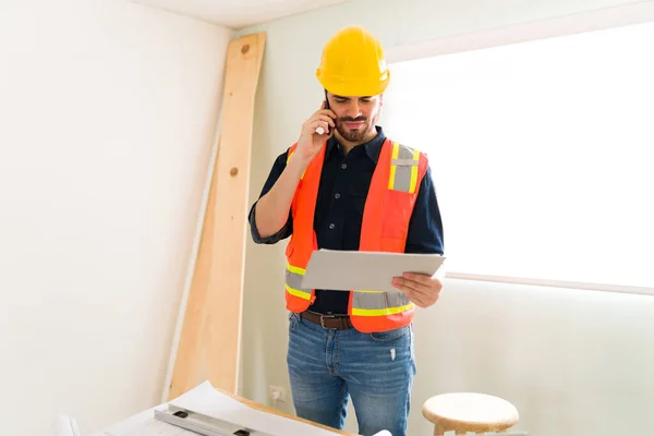 Trabalhador Masculino Feliz Empreiteiro Verificando Planos Construção Assumir Telefone Com — Fotografia de Stock