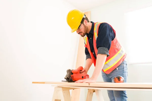 Professional Male Young Contractor Using Cutting Machine Cut Wooden Panel — Zdjęcie stockowe