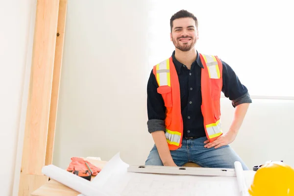 Architetto Bell Aspetto Sorridente Contatto Visivo Mentre Lavora Piani Costruzione — Foto Stock