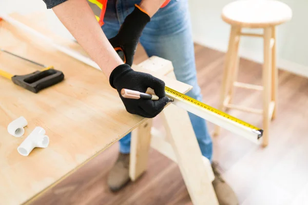 Close Male Plumber Gloves Using Measuring Tape Cut Pipeline Install — Stockfoto