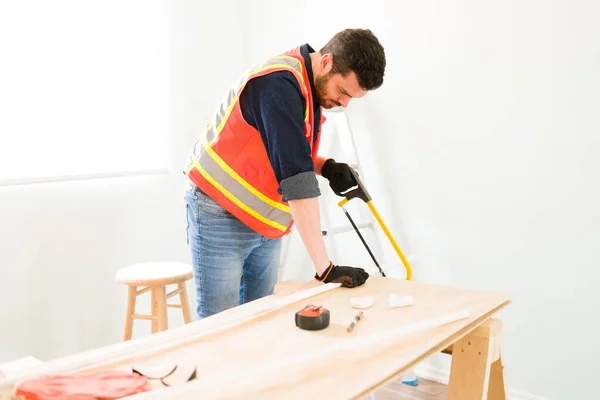 Lateinischer Installateur Mit Schutzverzahnungsrohren Mit Einer Säge Und Arbeiten Neuen — Stockfoto