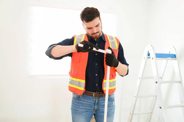 Konzentrierte Klempner Arbeiten Der Montage Von Rohrleitungen Das Sanitärsystem Installieren — Stockfoto