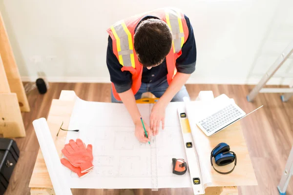 Desenhar Alguns Planos Construção Visão Superior Jovem Arquiteto Trabalhando Fazendo — Fotografia de Stock