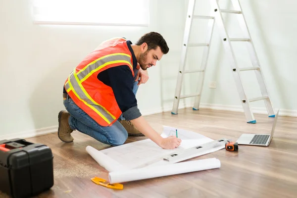Professional Architect Doing Architectural Plan While Sitting Floor Some Blueprints — Stockfoto
