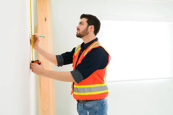 Perfil Atractivo Ingeniero Masculino Que Mide Pared Con Cinta Adhesiva — Foto de Stock