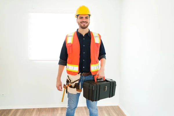 Portrait Entrepreneur Heureux Dans Trentaine Souriant Portant Casque Sécurité Gilet — Photo