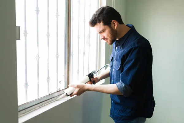 Jeune Homme Attrayant Bricoleur Isolant Ses Fenêtres Maison Pendant Saison — Photo