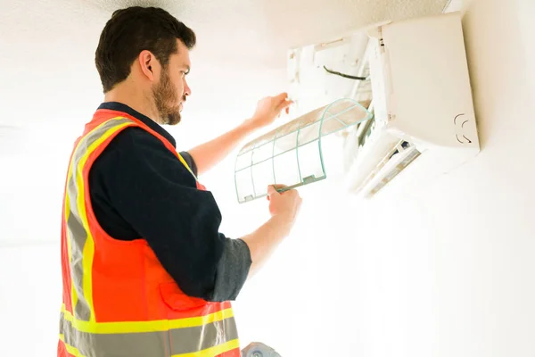 Fleißige Techniker Reinigen Das Innere Einer Klimaanlage Profi Elektriker Arbeitet — Stockfoto