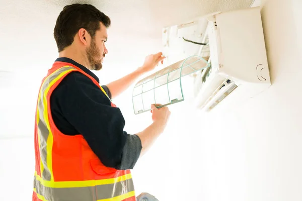 Ingegnere Laborioso Pulire Interno Condizionatore Aria Elettricista Professionista Che Lavora — Foto Stock