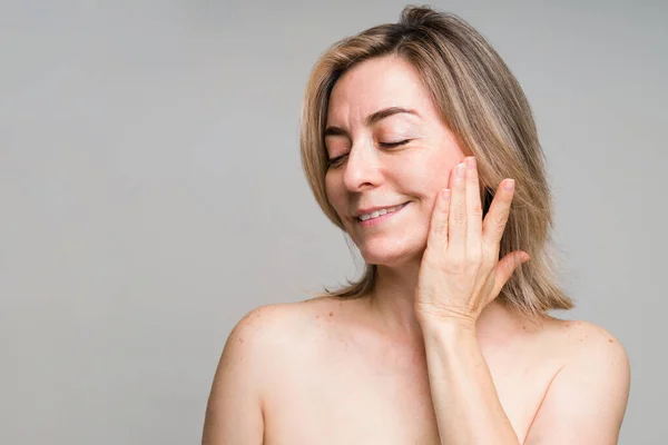 Tenho Uma Pele Saudável Mulher Meia Idade Feliz Com Ombros — Fotografia de Stock