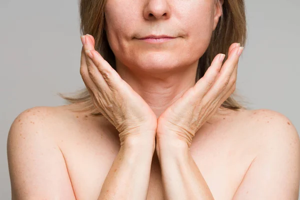 Boynu Elleri Beyaz Sağlıklı Parlak Bir Cildi Vücudu Olan Olgun — Stok fotoğraf