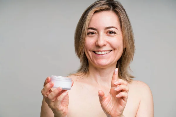 Diese Feuchtigkeitsspendende Creme Ist Sehr Gut Glückliche Reife Frau Macht — Stockfoto