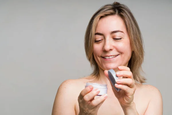 Encanta Esta Crema Hidratante Mujer Madura Emocionada Sonriendo Probándose Nuevo —  Fotos de Stock