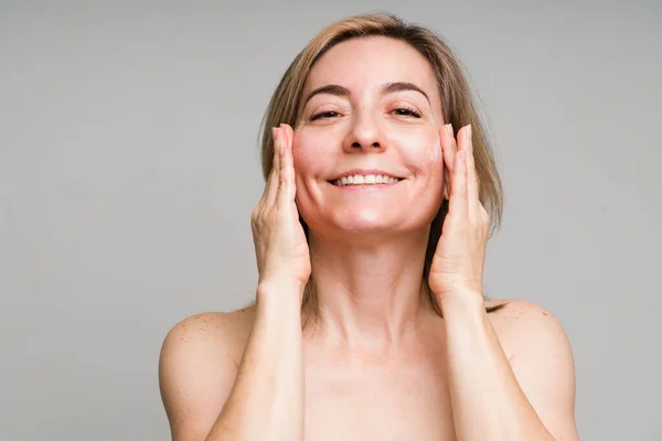 Mulher Alegre Meia Idade Seus Anos Com Algumas Rugas Sorrindo — Fotografia de Stock