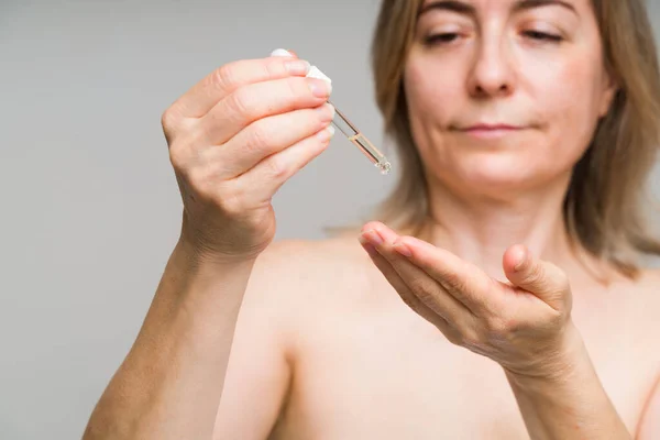 Acido Ialuronico Migliore Maturo Donna Caucasica Nei Suoi Anni Mettendo — Foto Stock