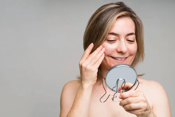 Mujer Mediana Edad Feliz Sus Años Mirando Piel Sana Suave —  Fotos de Stock