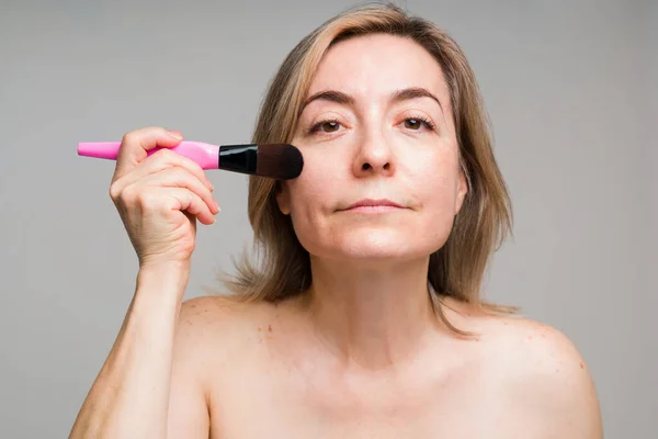 Güzel Olgun Bir Kadın Hazırlanıyor Göz Teması Kurarken Makyaj Fırçasıyla — Stok fotoğraf